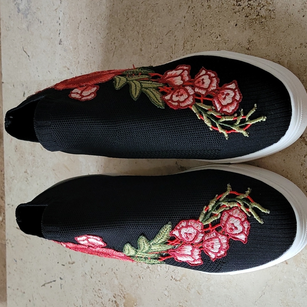 Steve Madden Sly Knit sneakers.  Black with embroidered flowers size 5.5